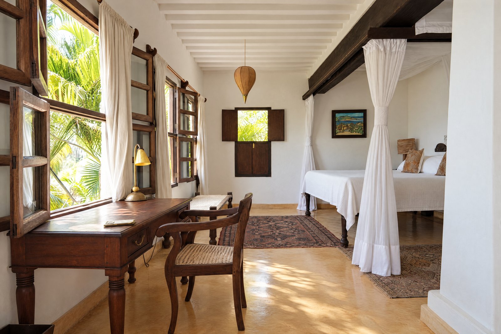Room layout and writing table