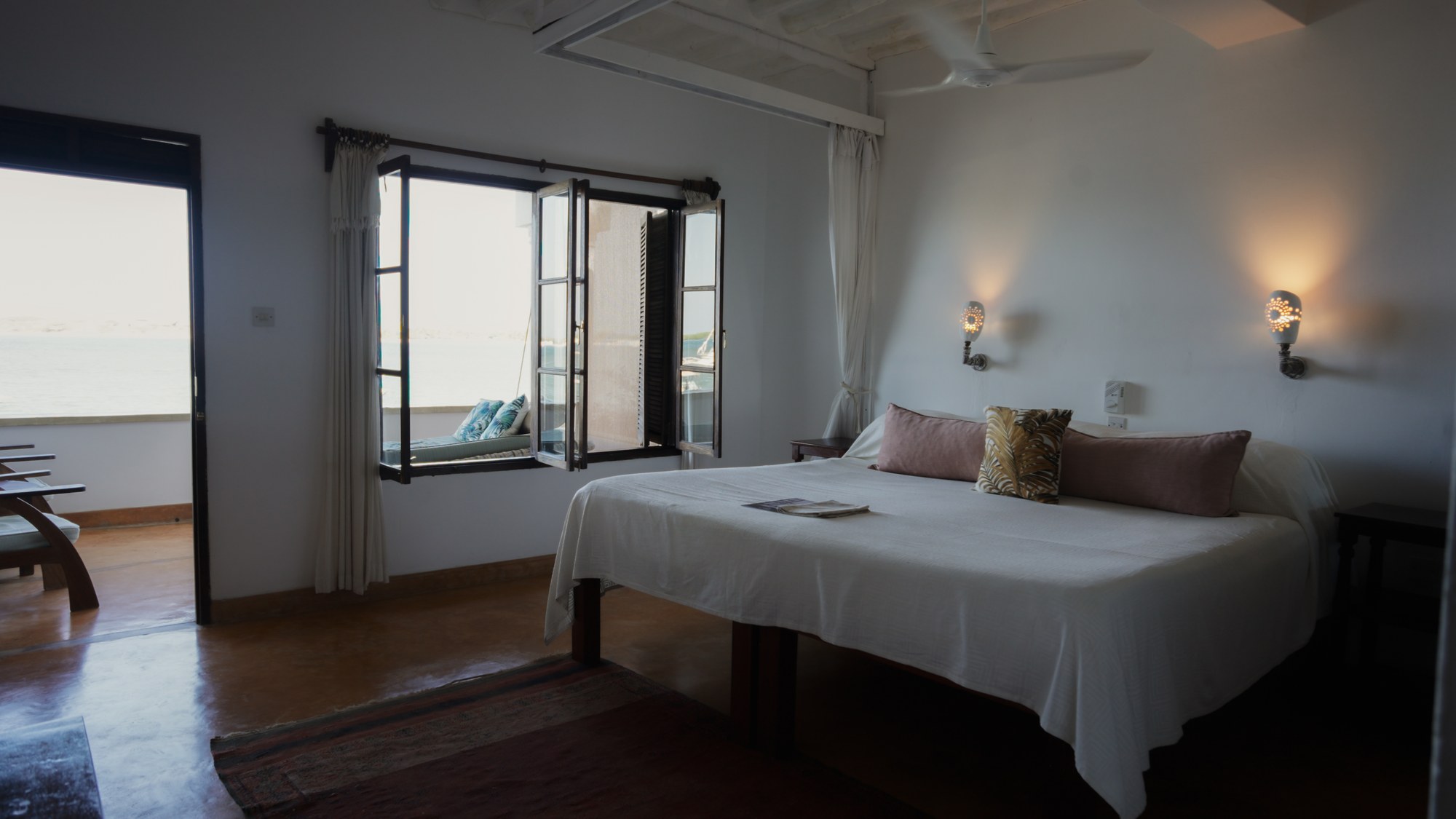 The bedroom opening onto the coast
